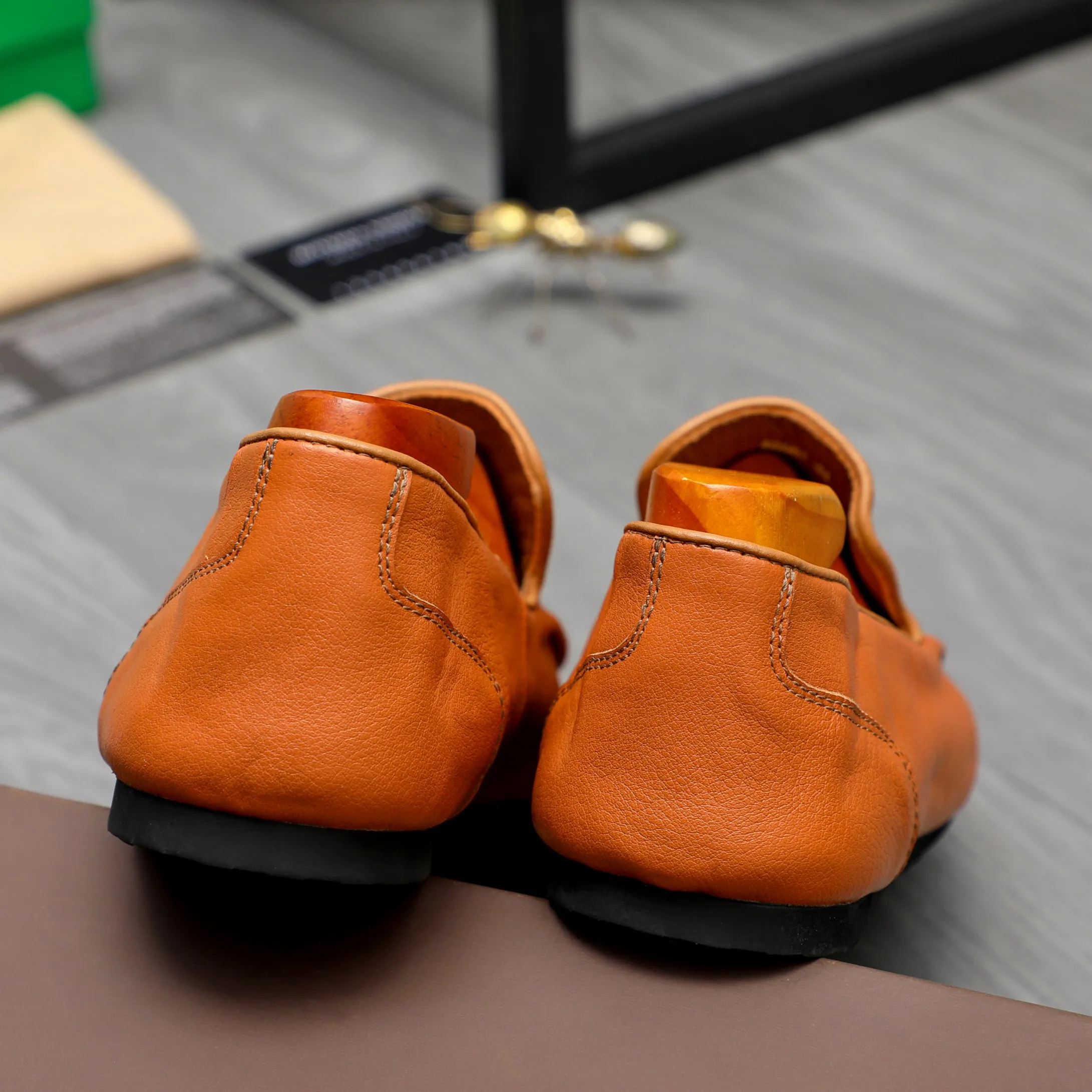 Men's shoes 💰460 Product trademark: BV "Bottega Veneta" soft leather slip-on men's shoes Regular size: 39-45 Product materials: Selected high-quality cowhide upper, cowhide lining, original outsole